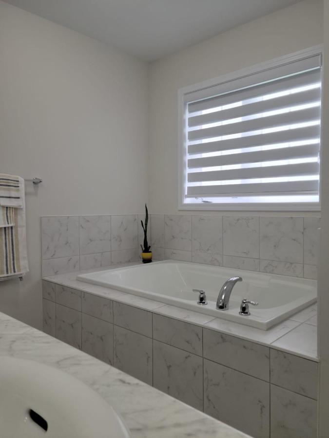 Willa Niagara- Beautiful Cozy Sunfilled Big Complete House Minutes Drive From Falls Thorold Zewnętrze zdjęcie